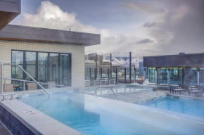 Rooftop Pool HotTub10th Floor King Bed Prking